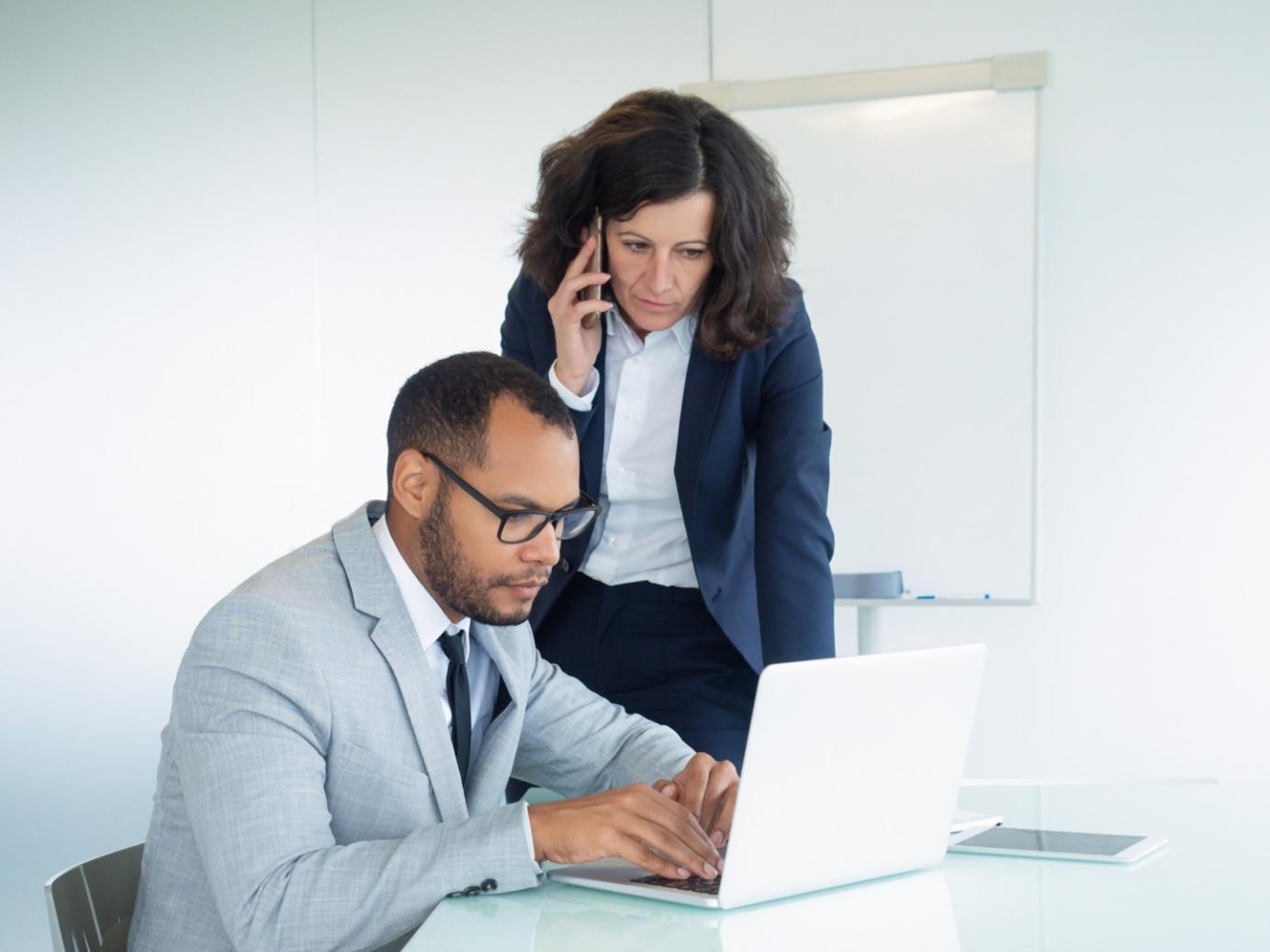 Espace de formation moderne avec matériel informatique et documentation financière